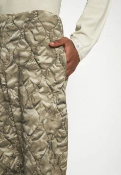 Rag & Bone PHOTO REEL ARAN QUILTED - Tracksuit Bottoms - Army -rag & bone Shop 35ed00b093784b81bf01d875fe26cb6d