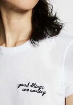 Rag & Bone GOOD THINGS ARE COMING TEE LABEL - Print T-shirt - White -rag & bone Shop 6ccd742863de42c59ec79748824d4bb6