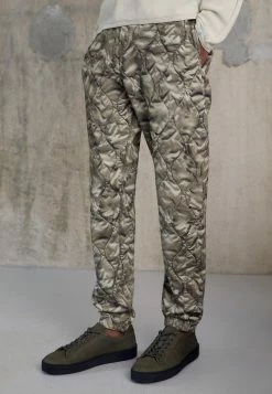 Rag & Bone PHOTO REEL ARAN QUILTED - Tracksuit Bottoms - Army -rag & bone Shop a949e533acc546c882004a80e7e56213