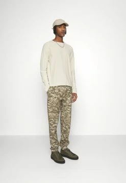 Rag & Bone PHOTO REEL ARAN QUILTED - Tracksuit Bottoms - Army -rag & bone Shop aa24bfe5b26947c6bd88946609e2cf4b